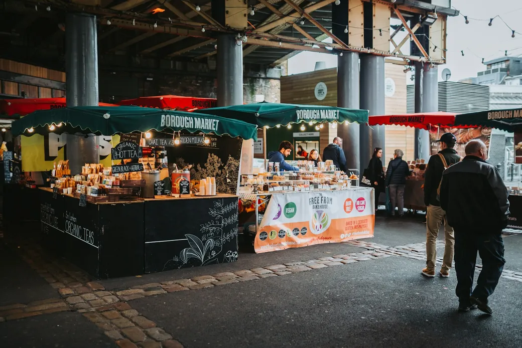 Beleuchtete Marktstände auf einem abendlichen Streetfood-Markt