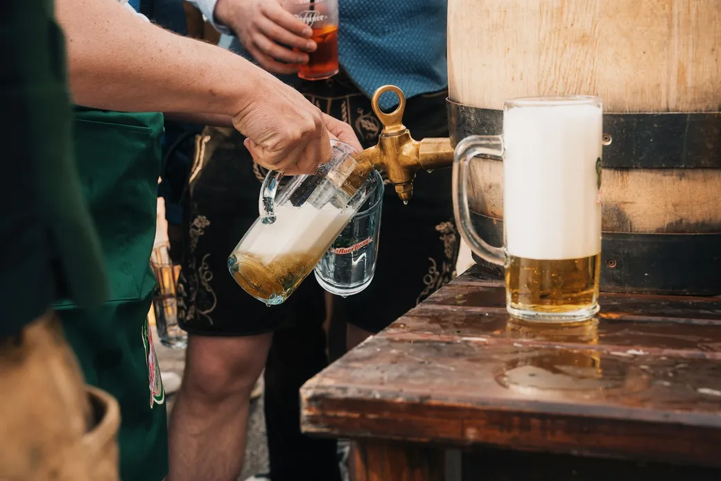 Frisch gezapftes Bier am Ausschankstand eines Volksfests