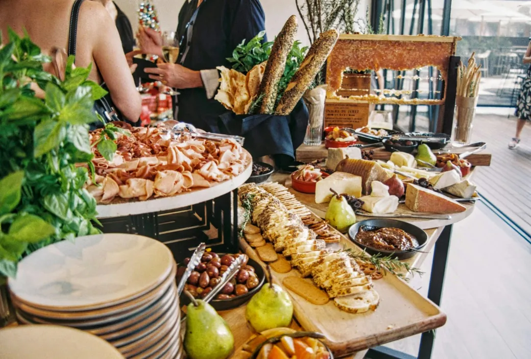 Reich gedecktes Catering-Buffet mit Käse, Brot und Antipasti auf einer Veranstaltung